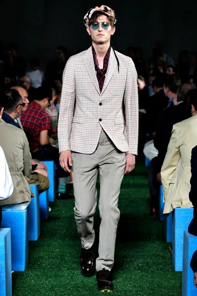 Look 17